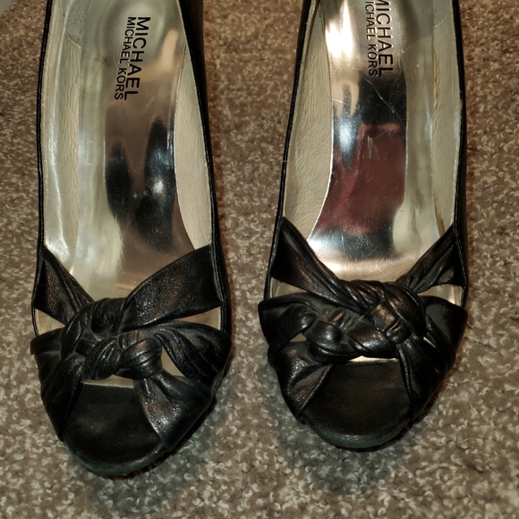 COPY - 2/$75 π Like new Black leather Michael Kors heals! Size 8 - Picture 3 of 8